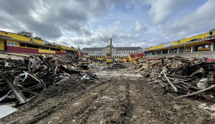 FOTO: Demolice jde podle plánu, za jediný týden je střecha pryč. Průběh bourání je možné sledovat díky webkamerám