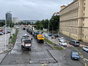 V Brně vypukl dopravní chaos. Dělníci rozkopali Zvonařku