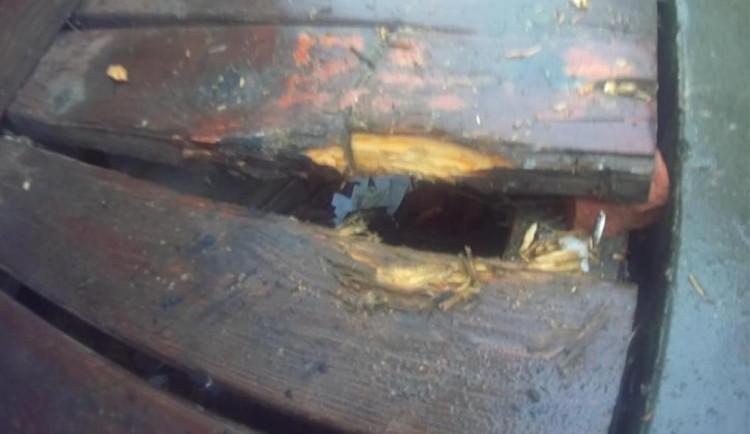 Mladík v brněnském parku vydlabal díru do podlahy, aby osvobodil zatoulaný mobil