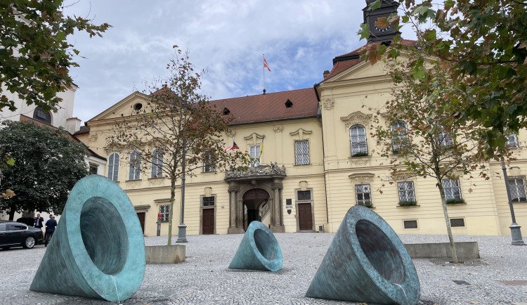 Brno se chlubí novým uměním. Před radnicí má obří kužely, které dělají mlhu