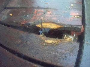 Mladík v brněnském parku vydlabal díru do podlahy, aby osvobodil zatoulaný mobil