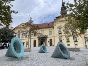 Brno se chlubí novým uměním. Před radnicí má obří kužely, které dělají mlhu