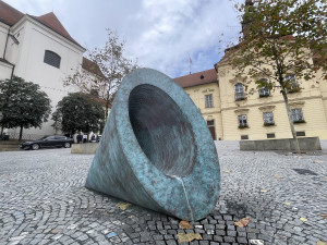 Brno se chlubí novým uměním. Před radnicí má obří kužely, které dělají mlhu