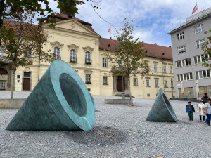 Brno se chlubí novým uměním. Před radnicí má obří kužely, které dělají mlhu