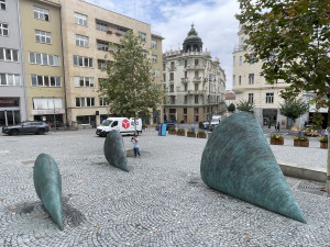 Brno se chlubí novým uměním. Před radnicí má obří kužely, které dělají mlhu