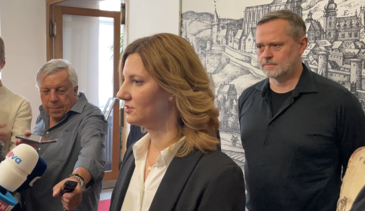 Primátorka Vaňková má podporu koalice, negativní test na drogy i oplétačky s policií