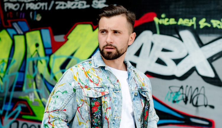 Návrhář z Moravy obléká hvězdy do folkloru. Ikonické džísky ukázal i na Eurovizi