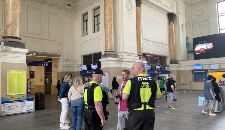 Na vlakovém nádraží v Brně ležel u pokladen zakrvácený mladík. Prohrál bitku
