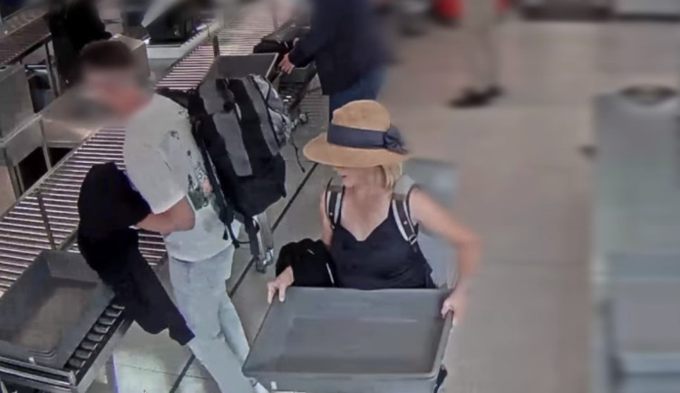 Muž ukradl před odletem na letišti hodinky. Policisté si počkali, až přiletí zpátky