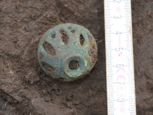 Bronzová prolamovaná perla.