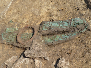 Hrob s honosným kroužkovým opaskem.