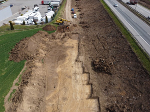 Severní strana dálnice při odkryvu.