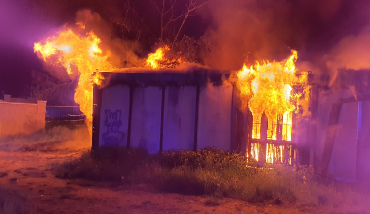 Buňky se bezdomovci v Brně někdo zapálil schválně, nebo omylem, vyšetřili hasiči
