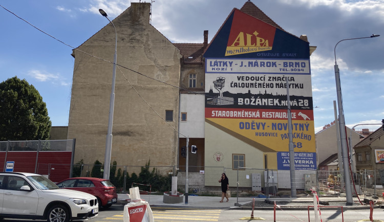 Sokolovnu v Brně ozdobily reklamy. Historické nápisy ožily po 90 letech
