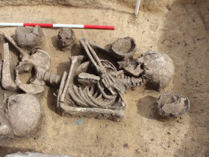 Továrna na jižní Moravě odkryla tajemný hrob dítěte i kostru se šipkou v hrudi