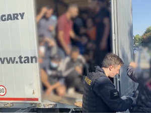 Před policisty na dálnici u Brna utekl řidič kamionu. Ve voze se krčilo 58 migrantů