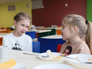 Každá objednávka pomáhá. Na školní obědy pro ohrožené děti na Ukrajině přispívají zákazníci Mastercard a foodory