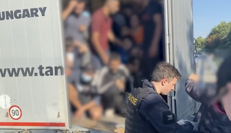 Před policisty na dálnici u Brna utekl řidič kamionu. Ve voze se krčilo 62 migrantů