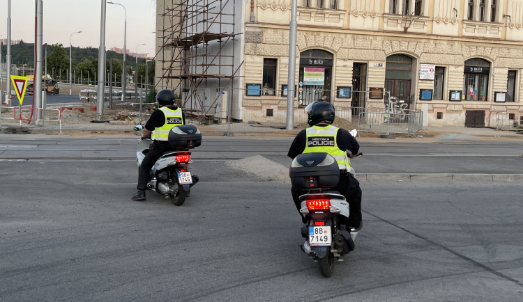 V Brně se pekl na parapetu nahý muž s teplou vodkou. Toužil po společnosti