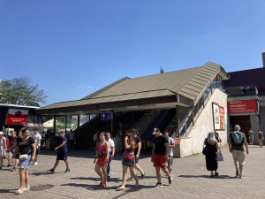 Na nákupy si choďte pěšky. Brno odstavilo lidem eskalátory u nákupního centra