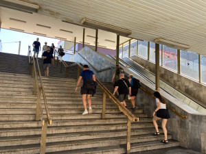 Na nákupy si choďte pěšky. Brno odstavilo lidem eskalátory u nákupního centra