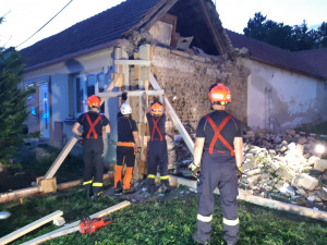 Muže u Vyškova zasypala zeď rodinného domu. Těžce zraněného ho ze sutin vytáhli hasiči