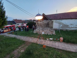 Muže u Vyškova zasypala zeď rodinného domu. Těžce zraněného ho ze sutin vytáhli hasiči