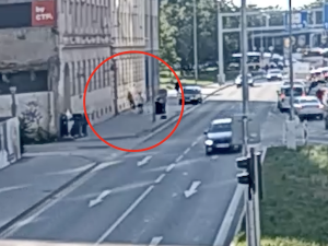Žena v Brně dala pěstí násilníkovi, který ji přepadl a osahával na ulici