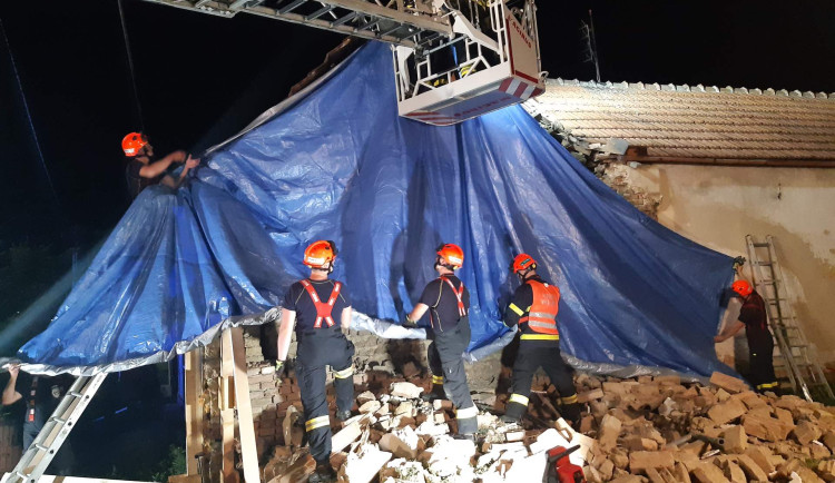 Muže u Vyškova zasypala zeď rodinného domu. Těžce zraněného ho ze sutin vytáhli hasiči