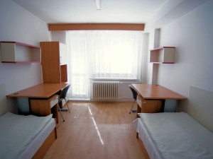 Studenti v Brně mají problém. Koleje jsou narvané a o další stovky míst přijdou kvůli opravě