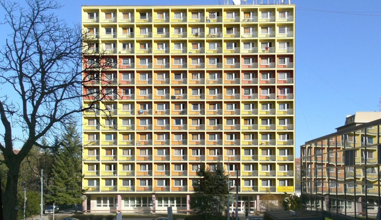 Studenti v Brně mají problém. Koleje jsou narvané a o další stovky míst přijdou kvůli opravě