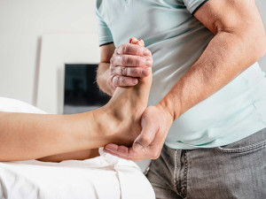 V Brně funguje masér, která je neustále v pohotovosti. Dorazí domů a pomůže od bolesti