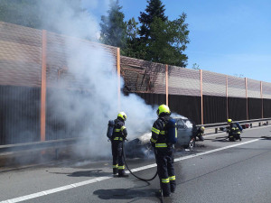 Dálnice z Brna na Prahu stojí. Provoz zastavilo hořící auto