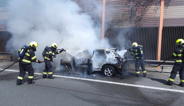 Dálnice z Brna na Prahu stojí. Provoz zastavilo hořící auto
