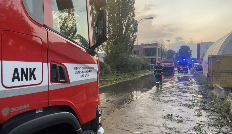 Brnem se prohnala silná bouřka. Zastavila vlaky a polámala stromy