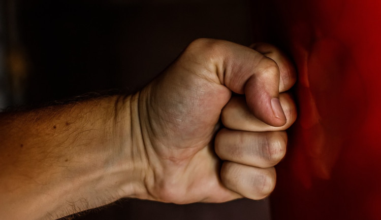 Vláda schválila plán prevence domácího násilí. Pomůže i obětem znásilnění