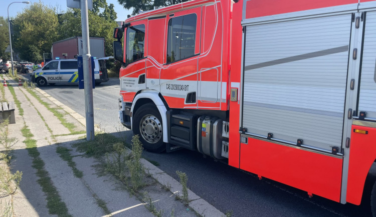 V Brně se srazilo auto s náklaďákem. Řidič osobního auta zemřel