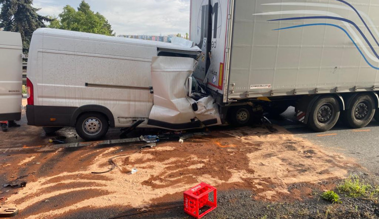 Dálnici D1 u Brna uzavřela tragická nehoda. Po nárazu do náklaďáku zemřel řidič dodávky