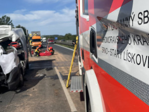 Dálnici D1 u Brna uzavřela tragická nehoda. Po nárazu do náklaďáku zemřel řidič dodávky