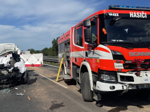 Dálnici D1 u Brna uzavřela tragická nehoda. Po nárazu do náklaďáku zemřel řidič dodávky