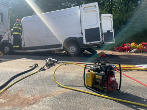 Dálnici D1 u Brna uzavřela tragická nehoda. Po nárazu do náklaďáku zemřel řidič dodávky