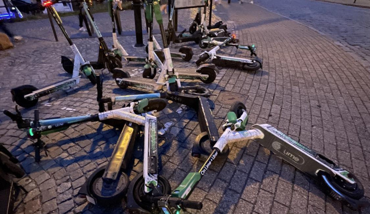 Konec pohozeným koloběžkám v Brně. Flastr za špatné parkování zaplatí provozovatelé