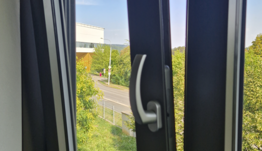 V Brně vypadlo dítě z okna. Buďte opatrní, naléhají na rodiče záchranáři