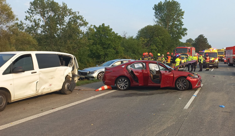 Na dálnici D2 u Hustopečí bourala dvě auta a dodávka. Při nehodě zemřeli dva silničáři