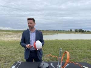 Energetici s ochranáři dávají na dráty vysokého napětí výstražné koule, aby neumírali ptáci