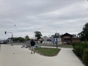 V Brně se lidé prochází po speciální dlažbě. V létě méně pálí a nehlučí na ní koloběžky