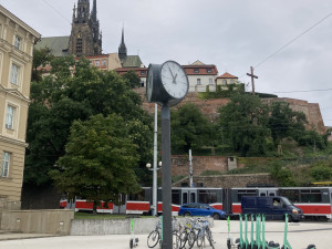 V Brně se lidé prochází po speciální dlažbě. V létě méně pálí a nehlučí na ní koloběžky