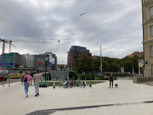 V Brně se lidé prochází po speciální dlažbě. V létě méně pálí a nehlučí na ní koloběžky