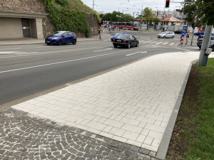 V Brně se lidé prochází po speciální dlažbě. V létě méně pálí a nehlučí na ní koloběžky