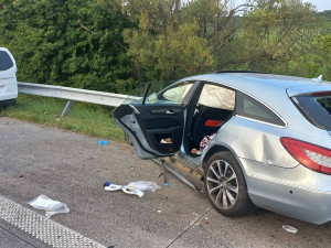 Na dálnici D2 u Hustopečí bourala dvě auta a dodávka. Při nehodě zemřeli dva silničáři